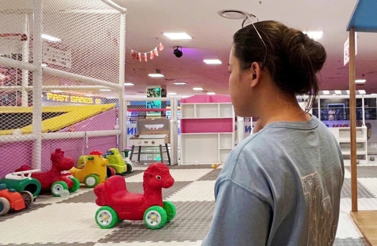 Chị Vy đưa con gái đi khu vui chơi sau sự việc. Ảnh: Xuân Minh