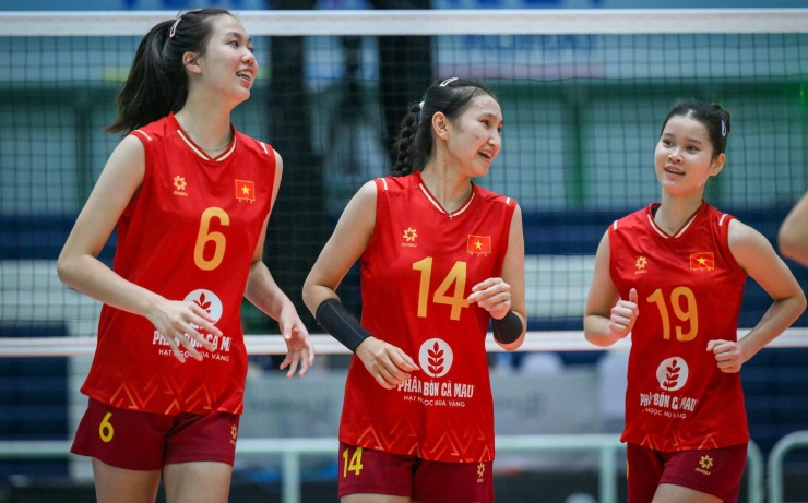 Sau set 1 thắng 25/12, đoàn quân của HLV Nguyễn Ngọc Hoa tiếp tục thắng trong set 2 và 3 với các tỷ số 25/18, 25/22.