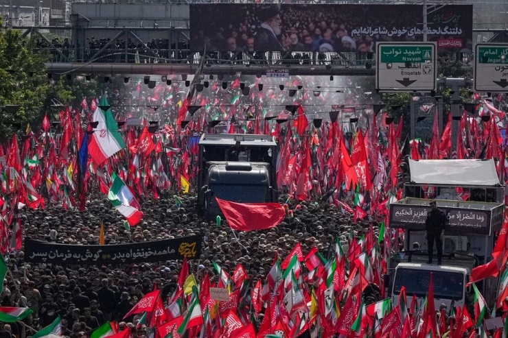 Quan tài của cố Lãnh tụ tối cao Ayatollah Ali Khamenei được phủ lá quốc kỳ Iran; đi cùng là di quan của các thành viên gia đình ông - những người cũng đã thiệt mạng vào ngày 28/2 trong loạt không kích đầu tiên do Mỹ và Israel phát động.