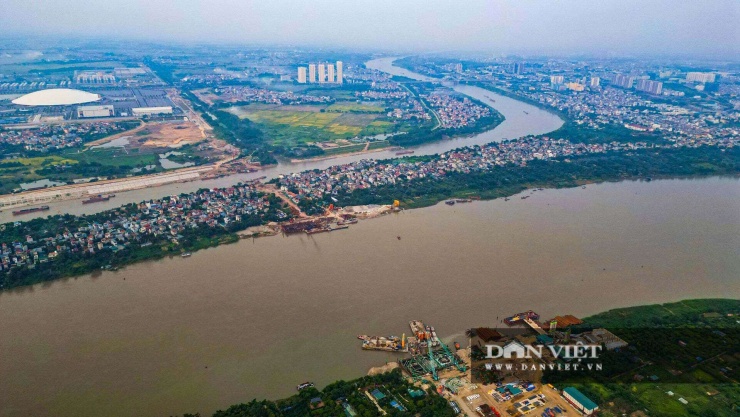 Trong khi đó, cầu Tứ Liên và đường dẫn có tổng chiều dài gần 12km kết nối trung tâm Hà Nội với khu vực phía Bắc, Đông Bắc và Trung tâm Hội chợ triển lãm Quốc gia, tuyến đường từ sân bay Gia Bình (Bắc Ninh) về nội đô. Ảnh: Lê Minh
