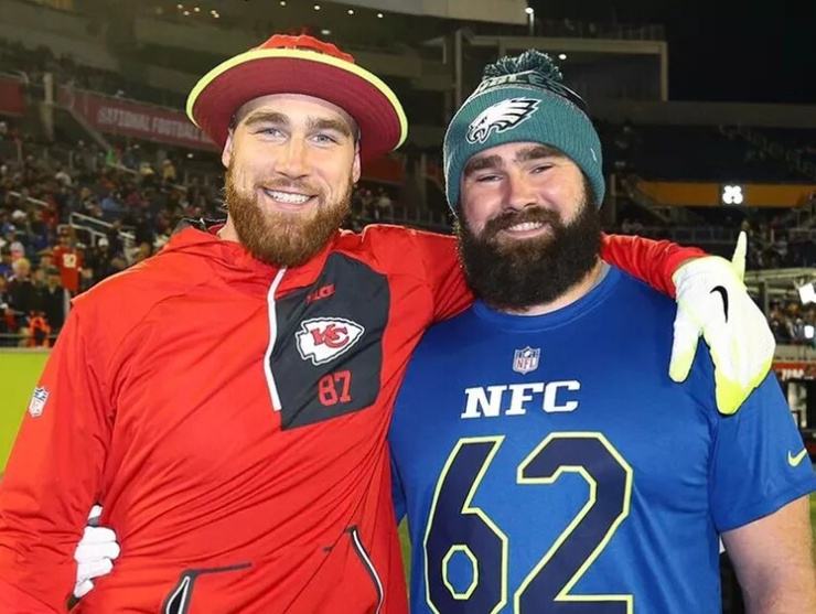 Travis Kelce (trái) và anh trai Jason Kelce. Ảnh: Instagram/ Travis Kelce
