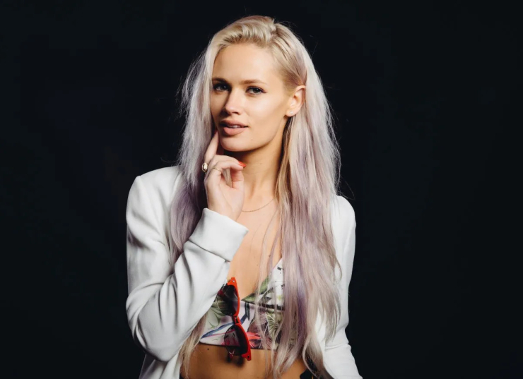 Ca sĩ Lauren Bennett.