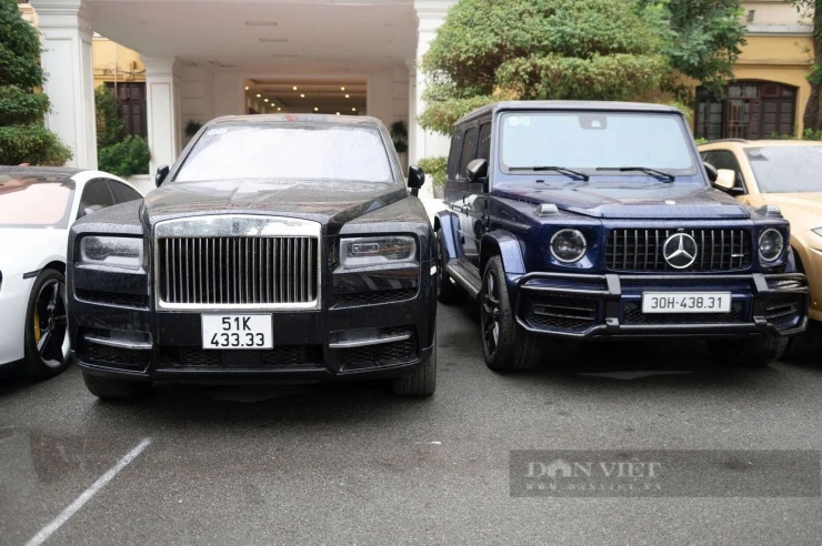 Rolls-Royce Cullinan Black Badge (màu đen) có giá khoảng 38-42 tỷ đồng (tùy cấu hình và thời điểm nhập khẩu) cùng biển số tứ quý 3 siêu đẹp và xe Mercedes-AMG G63 có giá mua mới khoảng 11,8-12,5 tỷ đồng bị thu giữ trong vụ Mr Pips. Ảnh: Xuân Huy.