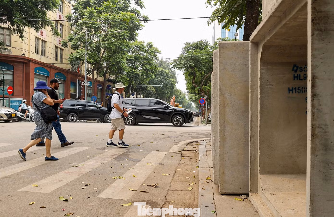Hình ảnh ghi lại trước và sau quá trình thi công cho thấy sự thay đổi rõ rệt của nhiều tuyến phố. Những đoạn đường từng bị đào mở để lắp đặt hệ thống cống, hố ga nay đã được hoàn trả, tạo điều kiện thuận lợi cho người và phương tiện lưu thông.