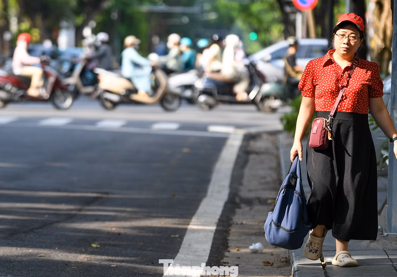 Chứng kiến diện mạo mới của tuyến phố, chị Nguyễn Thị Lan cho biết trong thời gian thi công, việc đi lại gặp nhiều bất tiện do mặt đường bị đào xới, bụi bặm và thường xuyên ùn tắc. "Giờ mặt đường đã được hoàn trả khang trang hơn, xe cộ lưu thông thuận tiện hơn nhiều. Chúng tôi chỉ mong các hạng mục còn lại sớm hoàn thiện để người dân yên tâm đi lại", chị nói.