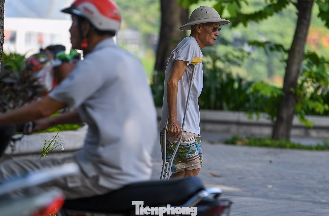 Ông Trần Văn Hùng, thường xuyên di chuyển qua phố Quang Trung, cho biết mặt đường mới giúp việc đi lại thuận lợi hơn. Tuy nhiên, một số hố ga vẫn chưa đồng mức với mặt đường khiến người đi xe máy phải giảm tốc hoặc chuyển làn để tránh. "Ban ngày còn dễ quan sát, nhưng buổi tối hoặc khi trời mưa rất khó nhận biết. Mong đơn vị thi công sớm điều chỉnh để bảo đảm an toàn", ông nói.