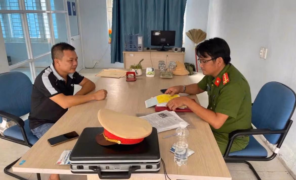 Công an tỉnh Quảng Ngãi làm việc với tài xế Trường sau khi gây tai nạn rời khỏi hiện trường.