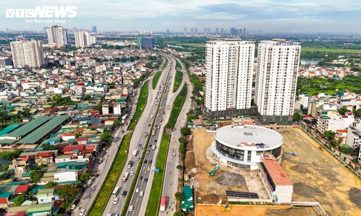 Sau hơn một năm triển khai xây dựng, dự án bến xe khách Yên Sở (Hà Nội) đang bước vào giai đoạn hoàn thiện. Khi đưa vào khai thác, đây sẽ là bến xe khách thứ 7 của Thủ đô, đồng thời được kỳ vọng góp phần giảm tải cho bến xe Giáp Bát khi tiếp nhận nhiều tuyến vận tải hành khách liên tỉnh, nhất là các tuyến đi các tỉnh phía Nam.