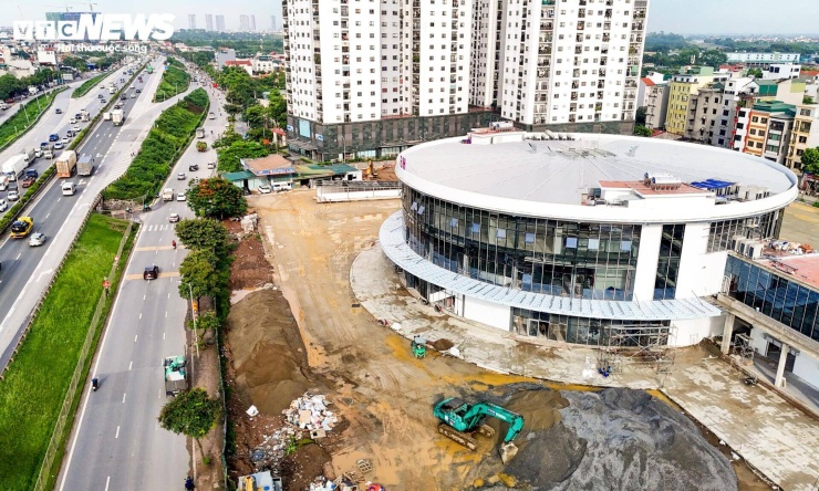 Trung tâm của bến xe là tòa nhà hình tròn có diện tích khoảng 2.000 m². Theo phương án bố trí công năng, tầng một sẽ là khu bán vé kết hợp showroom, trong khi tầng hai được sử dụng để kinh doanh dịch vụ ăn uống, đáp ứng nhu cầu của hành khách trong thời gian chờ xe.