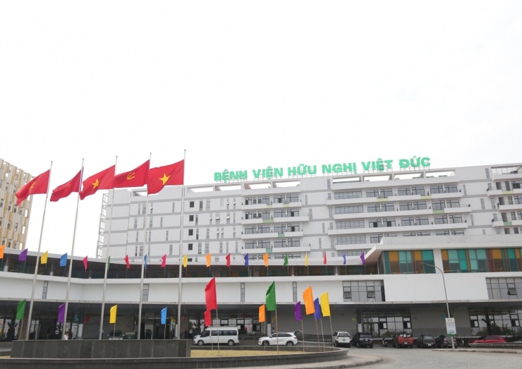 Sau hơn 10 năm chờ đợi, Bệnh viện Hữu nghị Việt Đức cơ sở Ninh Bình sẽ chính thức đón những bệnh nhân đầu tiên từ ngày 9/7/2026. Đây là dấu mốc quan trọng trong quá trình mở rộng mạng lưới khám chữa bệnh chất lượng cao của bệnh viện, đưa các kỹ thuật ngoại khoa chuyên sâu đến gần hơn với người dân khu vực Đồng bằng Bắc Bộ. Được khởi công năm 2015, Bệnh viện Hữu nghị Việt Đức cơ sở Ninh Bình xây dựng trên khu đất rộng hơn 21ha, có tổng diện tích sàn gần 120.000m2, tổng mức đầu tư gần 5.000 tỷ đồng và có quy mô 1.000 giường bệnh.