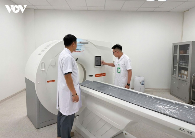 Bệnh viện Việt Đức cơ sở Ninh Bình được thiết kế theo tiêu chuẩn của châu Âu và đầu tư công nghệ mới, chất lượng điều trị là đồng nhất với cơ sở 1 tại Hà Nội, thậm chí còn vượt trội với trang thiết bị, máy móc hiện đại. Bệnh viện cũng đã lắp đặt hoàn thiện 1 máy chụp CT, 3 máy chụp X-quang, 3 máy siêu âm và đang lắp đặt một máy cộng hưởng từ. Với quy mô 1.000 giường bệnh, có thể tiếp nhận hàng trăm bệnh nhân tới thăm khám, điều trị mỗi ngày.
