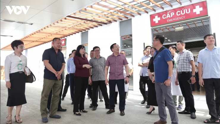 Đoàn công tác khảo sát các khu khám bệnh, cấp cứu, phòng mổ, hồi sức tích cực, chẩn đoán hình ảnh, xét nghiệm, hệ thống trang thiết bị, hạ tầng kỹ thuật và công tác bố trí nhân lực nhằm bảo đảm bệnh viện sẵn sàng tiếp nhận người bệnh.