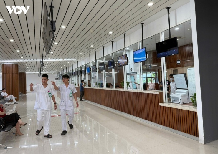Khu vực tiếp đón và làm thủ tục thăm khám được thiết kế hiện đại, rộng rãi ngay sảnh chính. Ngày 8/7, bệnh viện sẽ chạy thử quy trình đón tiếp, khám chữa cho người bệnh. Đến ngày 9/7, Bệnh viện Việt Đức cơ sở Ninh Bình sẽ khánh thành, đi vào vận hành chính thức để phục vụ người dân. Trước đó, ngày 26/6, Bệnh viện Bạch Mai cơ sở Ninh Bình cũng đã chính thức đi vào hoạt động. Mỗi ngày, bệnh viện tiếp nhận hàng nghìn lượt người dân địa phương và khu vực lân cận đến khám, chữa bệnh. 