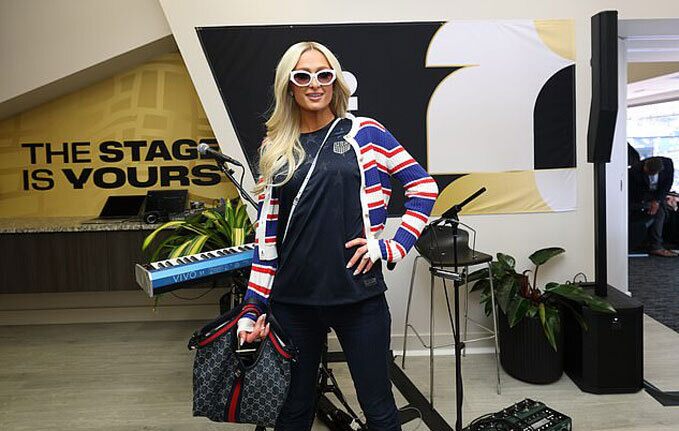 Paris Hilton mặc áo sọc trắng, xanh, đỏ để cổ vũ đội nhà. Ảnh: FIFA