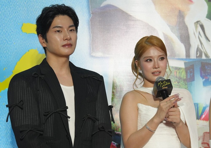 Hoàng Yến Chibi sánh đôi tài tử Hàn Quốc Lee Yi Kyung. 