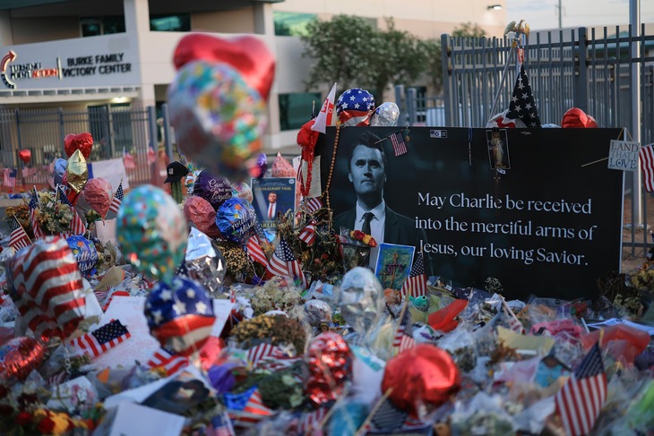 Một khu tưởng niệm nhà hoạt động Charlie Kirk bên ngoài trụ sở tổ chức Turning Point USA tại thành phố Phoenix, bang Arizona (Mỹ). Ảnh: Getty Images