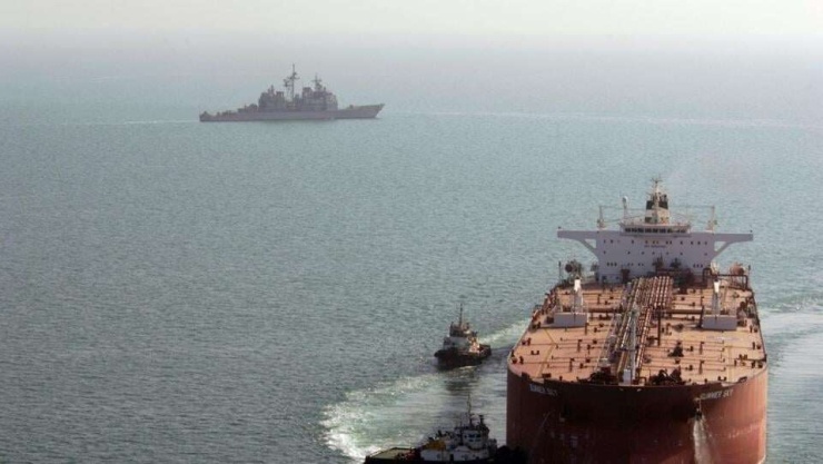 Tàu chở dầu trên eo biển Hormuz. Ảnh AP