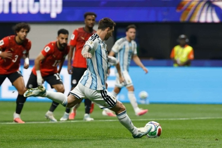 Messi có sự cạnh tranh quyết liệt với Mbappe ở các danh hiệu tập thể lẫn cá nhân tại World Cup 2026. Ảnh: Ap