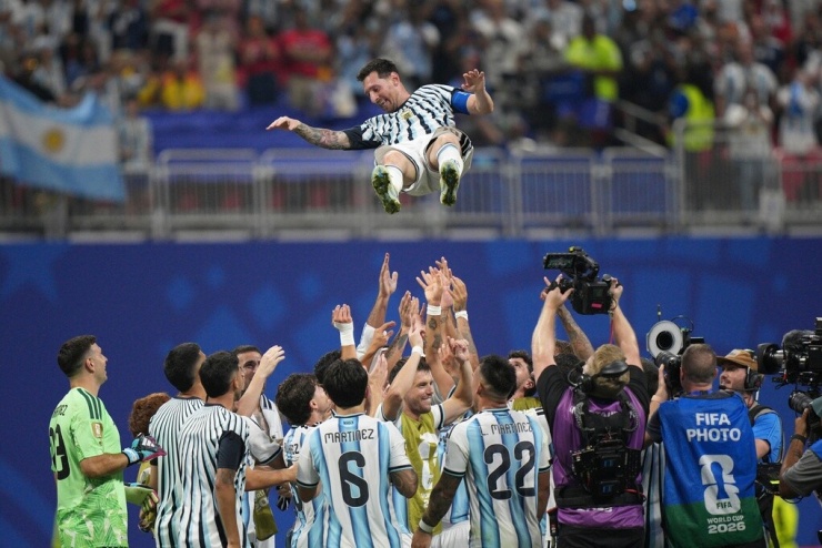Các cầu thủ Argentina tung đội trưởng Lionel Messi (10) lên không trung để ăn mừng sau chiến thắng 3-2 trước Ai Cập ở vòng 1/8 World Cup 2026 trên sân Atlanta, ngày 7/7. Ảnh: AP