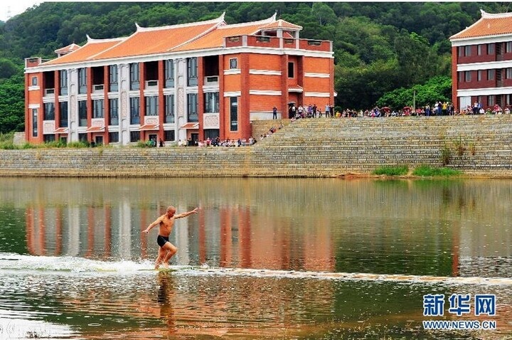 Ảnh chụp Thích Lý Lượng thi triển "Thủy thượng phiêu" vào năm 2014