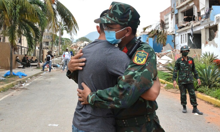 Quân nhân Việt Nam an ủi, động viên một người dân Venezuela. Ảnh: Quân đội Việt Nam