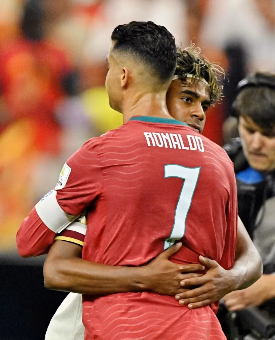 Cái ôm giàu ý nghĩa giữa Ronaldo và Lamine Yamal. Ảnh: Reuters.