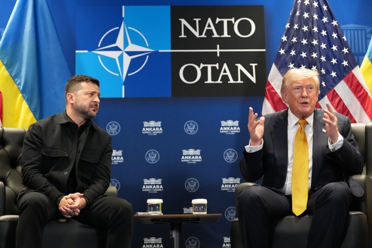 Tổng thống Mỹ Donald Trump gặp Tổng thống Ukraine Volodymyr Zelensky bên lề Hội nghị thượng đỉnh NATO ở Ankara, Thổ Nhĩ Kỳ, ngày 8/7/2026. Ảnh: AP