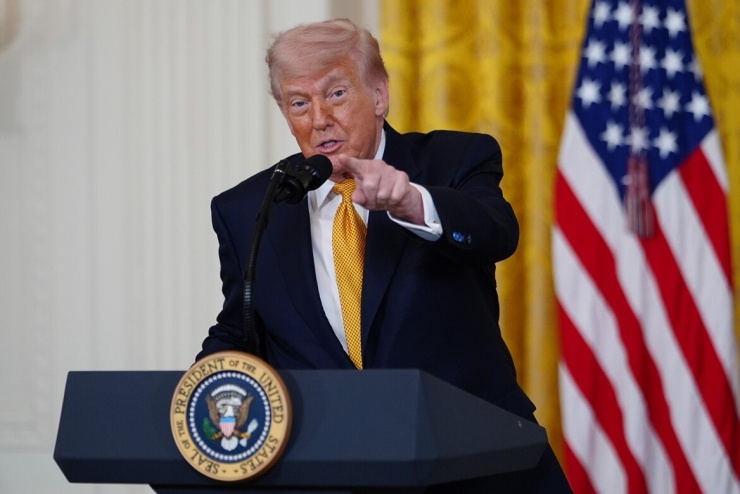 Ông Trump dọa không kích Iran lần nữa ngay trong đêm - 1