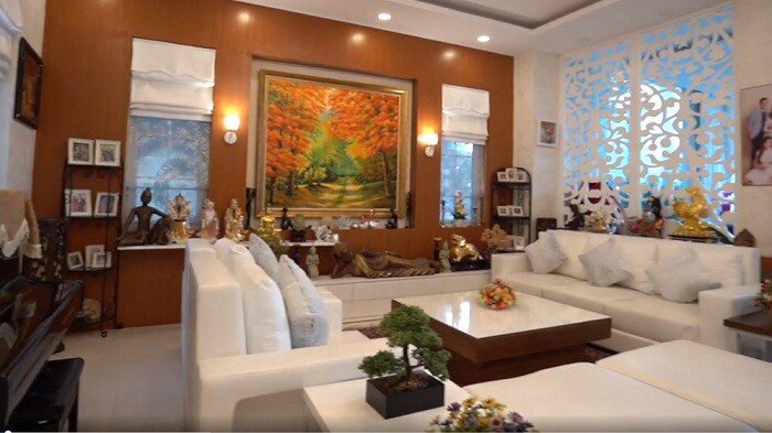 Vốn rất thích sưu tầm các bức tượng nên mỗi lần đi lịch, vợ chồng Hoa hậu Diệu Hoa lại mua về để trang trí trong nhà. Ảnh: Ngoisao