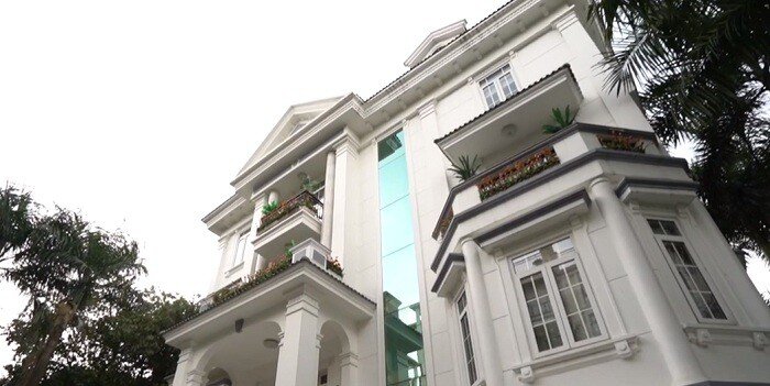 Hoa hậu Việt Nam 1990 Diệu Hoa sống cùng ông xã Maneesh Dane trong biệt thự rộng 1.200 mét vuông ở khu Thảo Điền, quận 2, TP HCM.