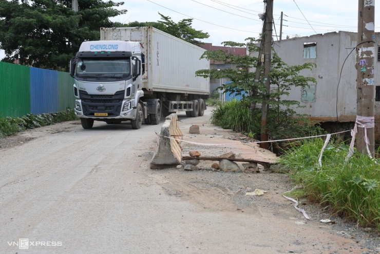 Suối từng cuốn ôtô ở Đồng Nai sạt lở, uy hiếp nhà dân - 13