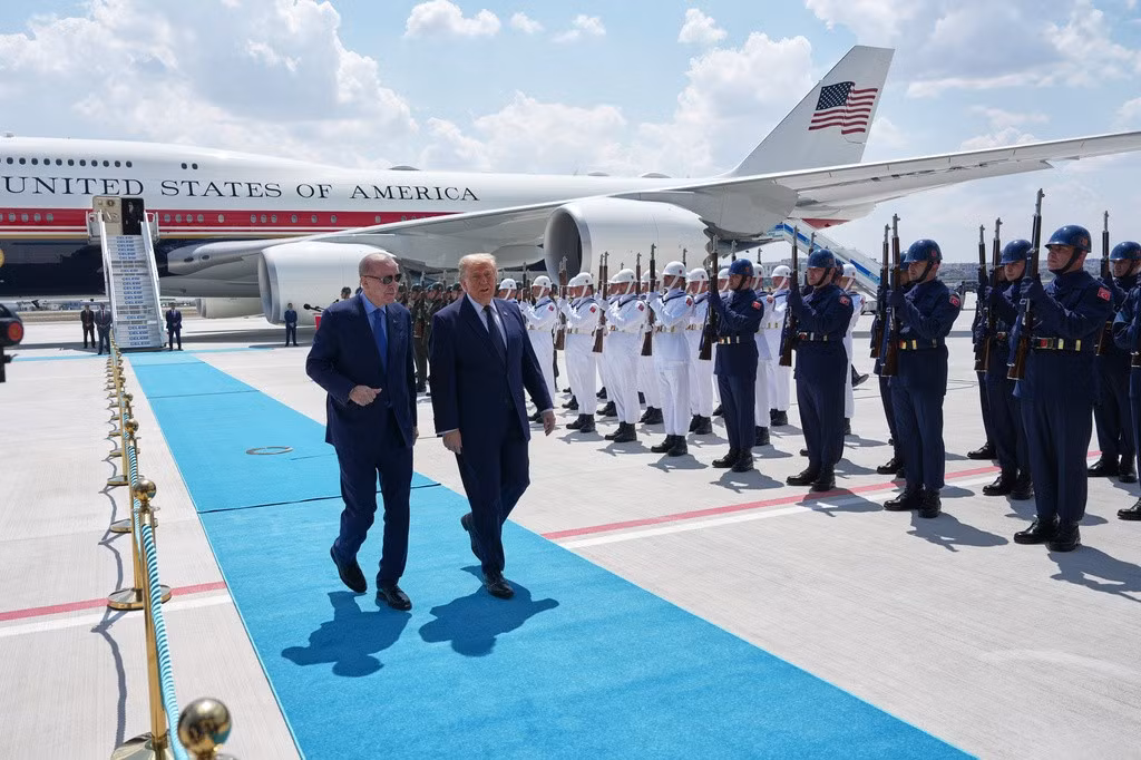 Tổng thống Thổ Nhĩ Kỳ Recep Tayyip Erdogan ra tận sân bay đón Tổng thống Mỹ Donald Trump. (Ảnh: AP)