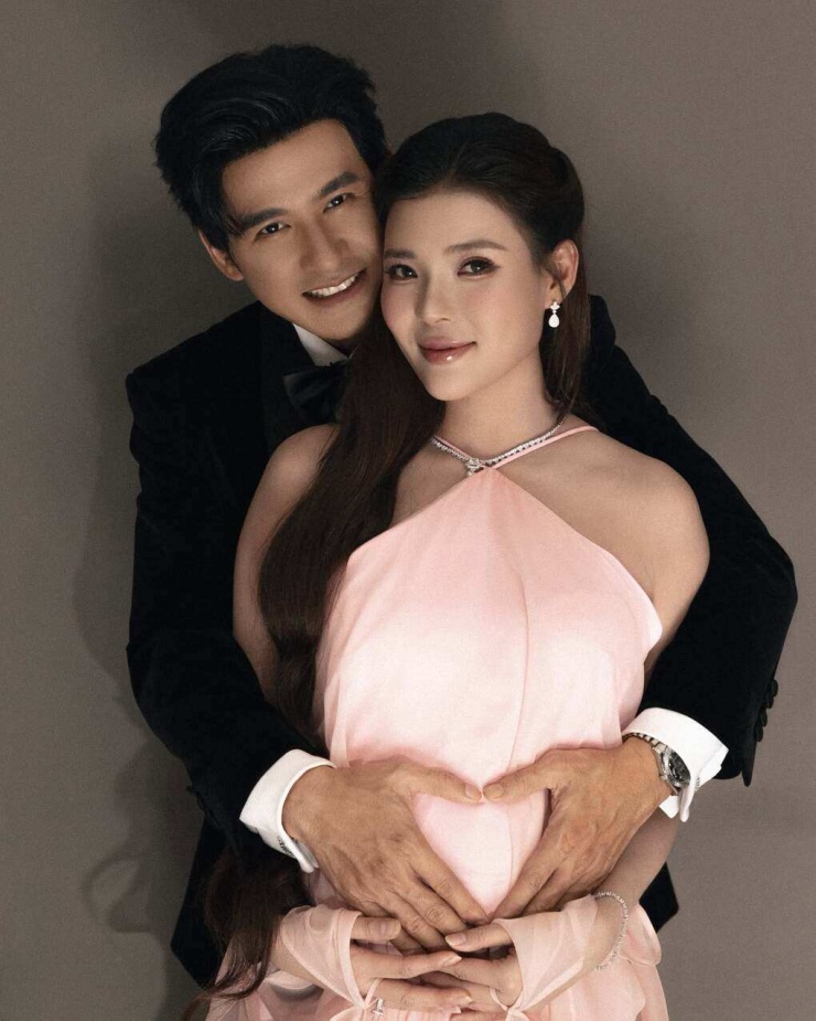 Vợ chồng Thúy Diễm ở buổi ra mắt phim 'Masdames Thanh Sắc' hồi giữa tháng 6.