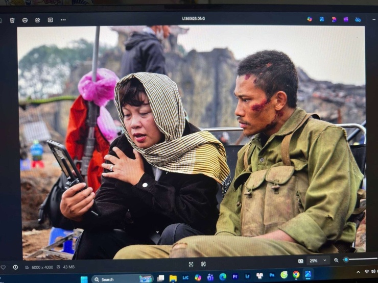 Bức ảnh chụp Phương Nam và đạo diễn Đặng Thái Huyền trong hậu trường quay "Mưa đỏ" cuối năm 2024 tại Quảng Trị. Ảnh: FBNV