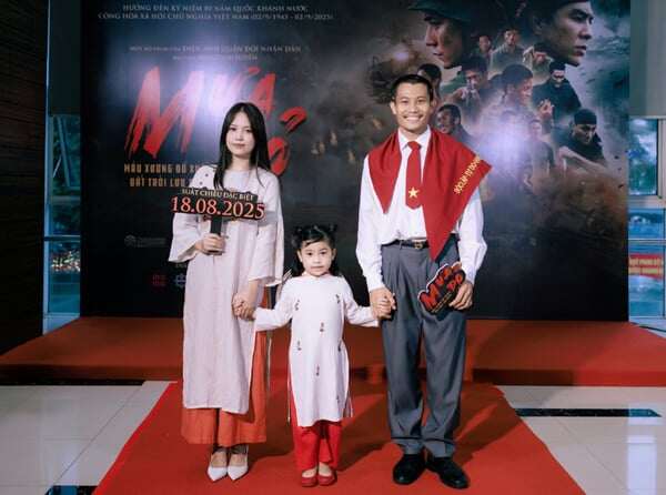 Phương Nam cùng vợ và con gái. Ảnh: FBNV