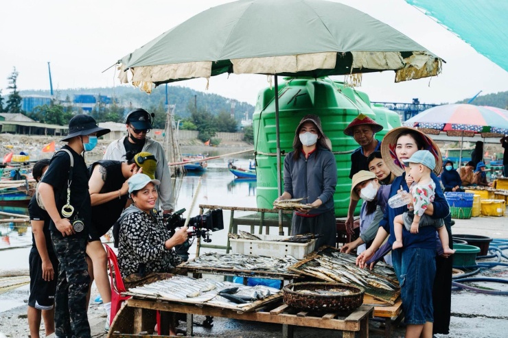 Bà con Cửa Lò không quản mưa dông, đợi Hương Tràm cả ngày để thực hiện cảnh quay tại đây