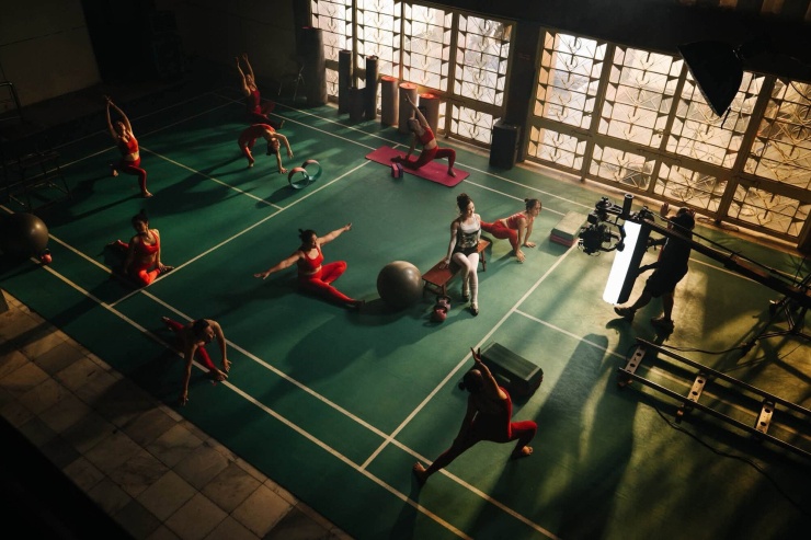 Hình ảnh Hương Tràm thực hiện cảnh quay trong phòng tập Yoga khiến khán giả tò mò