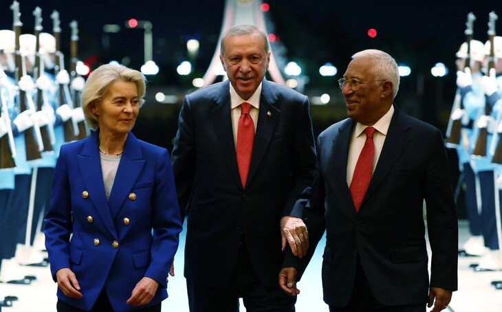 Tổng thống Thổ Nhĩ Kỳ Recep Tayyip Erdogan cùng Chủ tịch Ủy ban Châu Âu Ursula von der Leyen và Chủ tịch Hội đồng Châu Âu António Costa tại Hội nghị Thượng đỉnh lần thứ 36 của NATO ở Ankara. Ảnh: Murat Kula/Getty Images