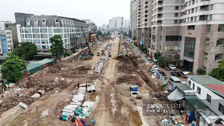Đến nay, theo ghi nhận của PV Dân Việt, công tác giải phóng mặt bằng gần như đã hoàn tất, các đơn vị đang tiến hành thi công các hạng mục quan trọng của dự án. Sau hơn 3 tháng thi công, đến nay đường 2,5 đoạn qua phường Cầu Giấy cũng đã thành hình, mặt đường cũng đã được lu lèn, trải đá.