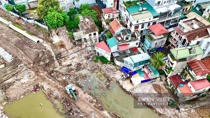 Tuy nhiên, sau khi hoàn thành giải phóng mặt bằng, đường 2,5 đoạn qua phường Cầu Giấy đã xuất hiện nhiều ngôi nhà có hình thù kỳ lạ, diện tích siêu nhỏ. 