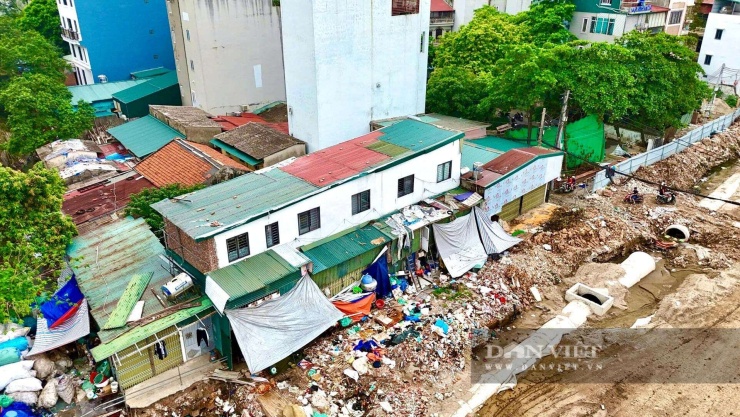 Một dãy nhà "siêu mỏng" nằm sát ngay cạnh đường 2,5 đoạn qua phường Cầu Giấy. 