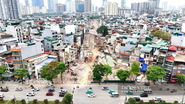 Trước thực trạng này, lãnh đạo thành phố đã nhiều lần yêu cầu các xã, phường và các đơn vị liên quan tăng cường kiểm soát trật tự xây dựng, xử lý dứt điểm các công trình vi phạm, không để phát sinh thêm sai phạm mới.&nbsp;Cụ thể, tại Quyết định số 61 có hiệu lực từ ngày 7/10/2024, thành phố kiên quyết thu hồi các thửa đất sau mở đường có diện tích dưới 15m² hoặc có chiều rộng, chiều sâu dưới 3m để thực hiện hợp thửa, hợp khối, góp phần chỉnh trang bộ mặt đô thị theo hướng văn minh, hiện đại. Tuy nhiên đến nay vẫn còn tồn tại và phát sinh nhiều ngôi nhà với hình thù kỳ dị, gây mất mỹ quan đô thị.