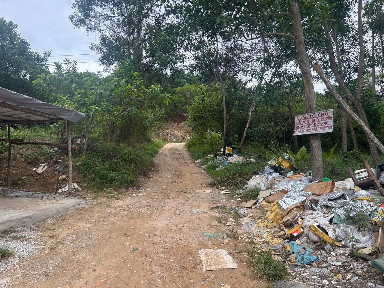 Đời sống sinh hoạt của nhiều hộ dân ở trong khu quy hoạch của dự án gặp nhiều khó khăn, môi trường nhếch nhác.