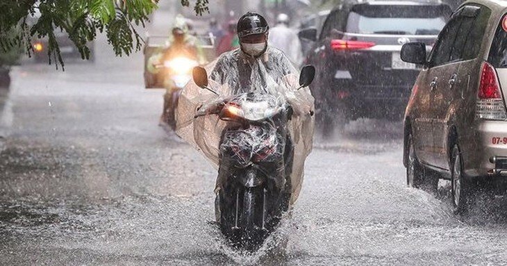 Miền Bắc vẫn mưa dông mạnh, xuất hiện hàng trăm điểm có nguy cơ sạt lở.