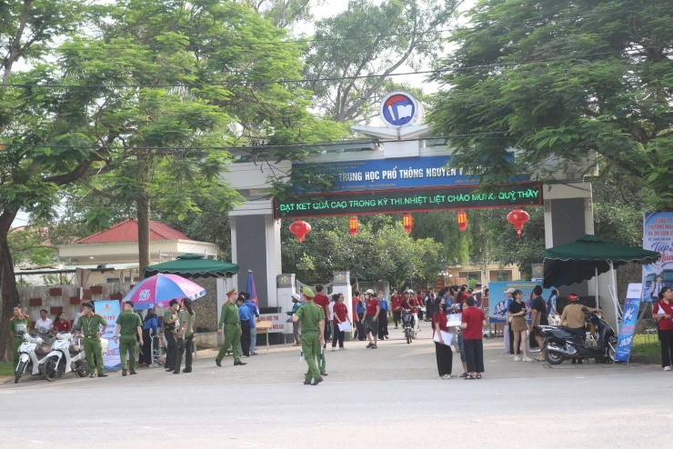 Bị can Trần Thị Thu Hằng, Phó Hiệu trưởng Trường THPT Nguyễn Văn Huyên được phân công làm Trưởng điểm thi Trường THPT Chuyên Tuyên Quang.