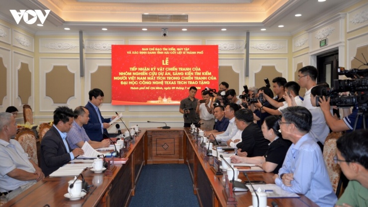 Quang cảnh tiếp nhận kỷ vật 