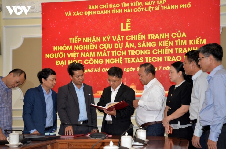 Phó Chủ tịch UBND TP.HCM và Thiếu tướng Nguyễn Thành Trung, Chính ủy Bộ Tư lệnh TP.HCM xem các kỷ vật do Đại học Texas trao tặng