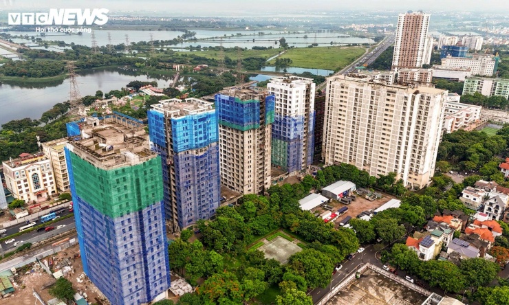 Ghi nhận của PV Báo Điện tử VTC News đầu tháng 7/2026, tại khu nhà ở học sinh, sinh viên Pháp Vân - Tứ Hiệp nằm ven cao tốc Pháp Vân - Cầu Giẽ, nhiều hạng mục đang được triển khai đồng loạt. Các tòa A2, A3 và A4 xuất hiện nhiều công nhân, máy móc thi công, trong khi phần sơn phủ chống thấm bên ngoài công trình đã cơ bản hoàn thiện.