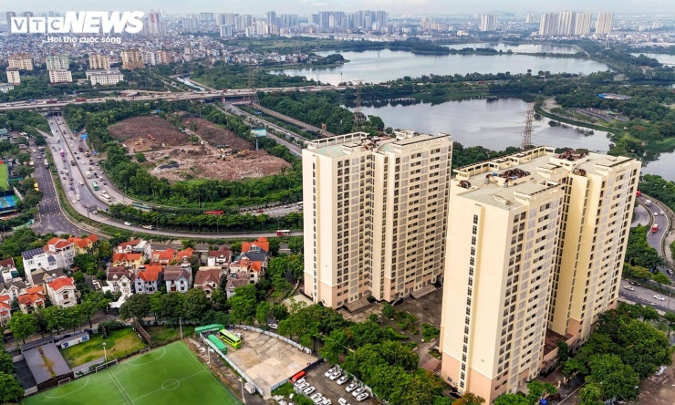 Nằm liền kề các tòa đang được cải tạo là tòa A1 đã hoàn thiện từ nhiều năm trước.