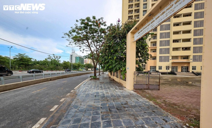 Hiện khu vực xung quanh dự án đã có nhiều thay đổi. Vỉa hè trước các tòa A1 đến A6 được chỉnh trang, lòng đường giáp cao tốc được mở rộng. Dọc các tòa nhà cũng đã lắp đặt hệ thống vách chống ồn kéo dài hàng trăm mét.